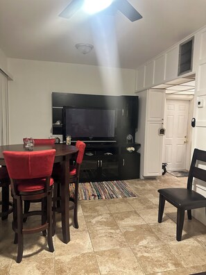 Dining - Charming 1-bedroom apartment in welcoming Fort Lauderdale with WiFi, AC (Fort Lauderdale)