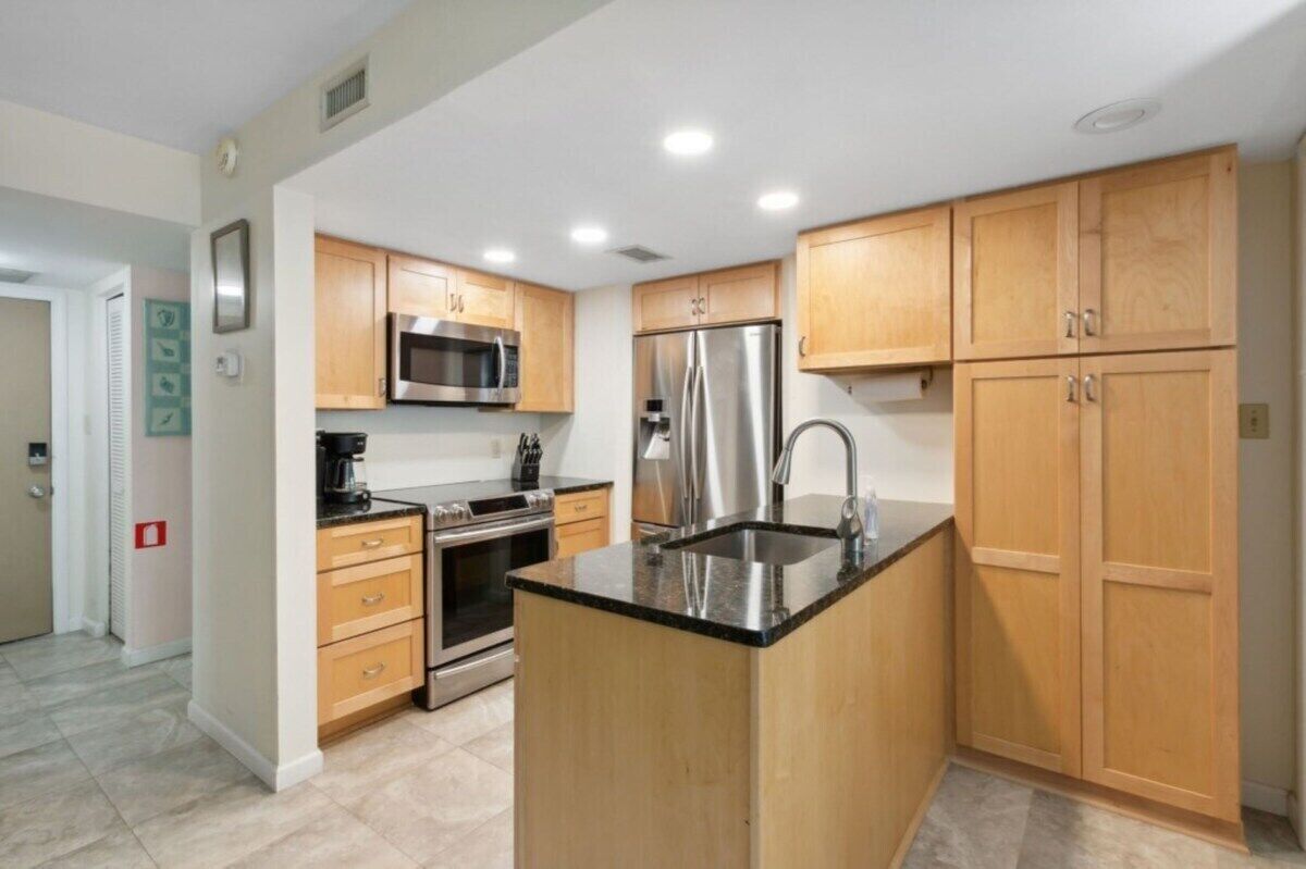 Coffee/tea maker, fridge, microwave, oven