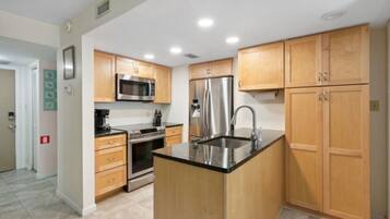 Coffee/tea maker, fridge, microwave, oven