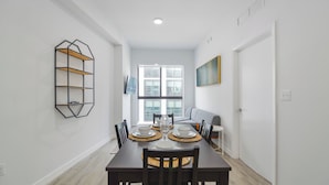 Apartment, Balcony, City View | Makan dalam bilik