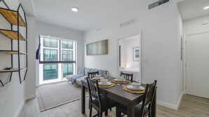 Apartment, Balcony, City View | Makan dalam bilik