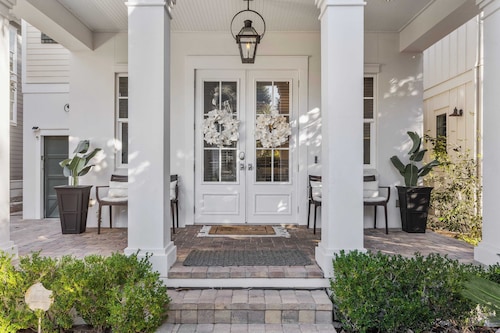 Seagrove Gardens Mins to the Beach, Santa Rosa Retreat w/ Golf Cart, A+ Design