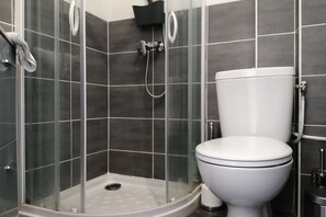 Ducha, secador de pelo, toallas, jabón