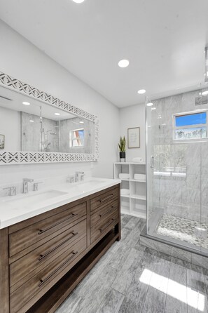 Shower, hair dryer, towels, soap - 6Bed 4Bath Villa - Pool - Garage - Close to Beach (Pompano Beach)