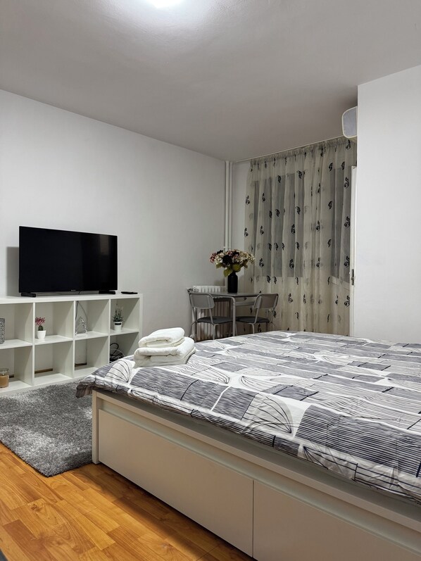 1 bedroom, iron/ironing board, free WiFi, bed sheets - 2 minutes walk to national park. 
Perfect apartment for a romantic get away.  (București)