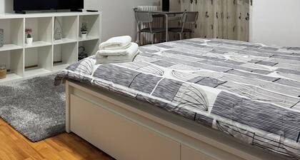 2 minutes walk to national park.
Perfect apartment for a romantic get away.