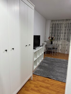 Interior - 2 minutes walk to national park. 
Perfect apartment for a romantic get away.  (București)