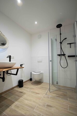 Douche, serviettes fournies, savon, papier toilette