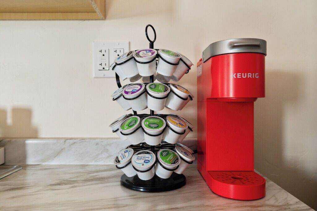 Eine Kaffeemaschine und ein Kaffee-Vorratshalter auf einer Küchenarbeitsfläche.
