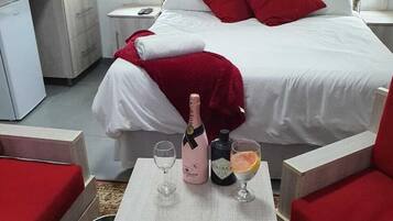 Double Room | In-room safe, desk, laptop workspace, free WiFi