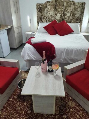 Double Room | In-room safe, desk, laptop workspace, free WiFi - FarmStead Retreat (Dipompong)