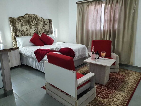 Double Room | In-room safe, desk, laptop workspace, free WiFi - FarmStead Retreat (Dipompong)