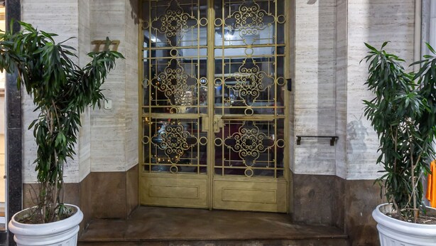 A building entrance with a sign reading "ARALI 717". - Refuge in Copacabana 5min From the Beach Nsc1102 (Rio de Janeiro)