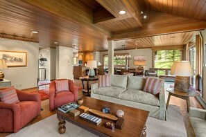 Een televisie en een open haard