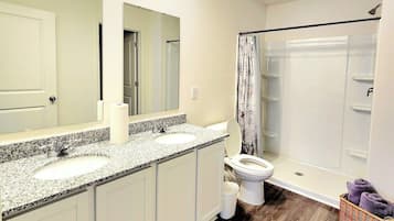 Douche, serviettes fournies, papier toilette