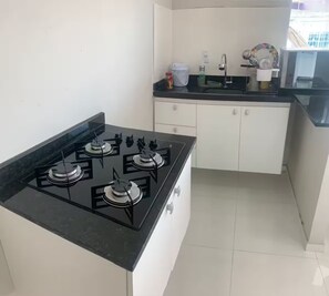 Kjøleskap, mikrobølgeovn, kokeplater og kjøkkenutstyr