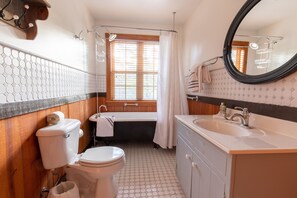 Sèche-cheveux, serviettes fournies, savon, papier toilette
