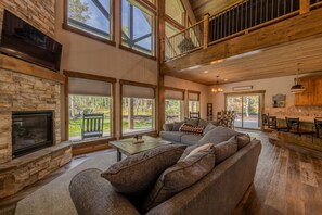 Smart-TV, Kamin, Videospiele, Tischfußball