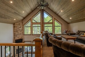 Smart-TV, Kamin, Videospiele, Tischfußball