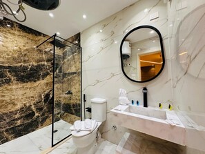 Superior Double or Twin Room, Mountain View | Bathroom