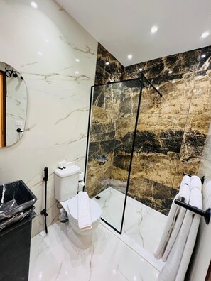 Hydromassage showerhead, free toiletries, hair dryer, slippers - Great Scarab Pyramids Hotel  (Giza)