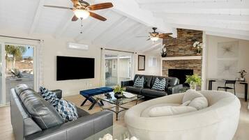 House (5 Bedrooms) | Interior