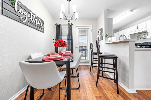 Dining - Charming 2-bedroom apartment with WiFi, AC in Killeen (Killeen)