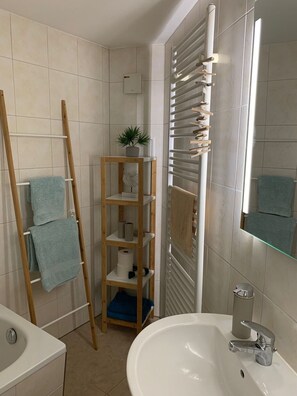 Secador de pelo, toallas, jabón y papel higiénico