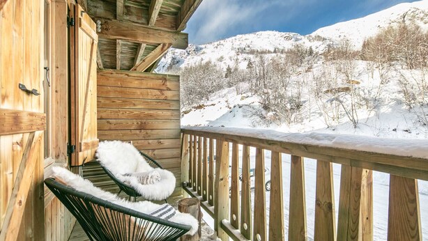 A wooden cabin with a balcony overlooking a snowy mountain landscape. - Wonderful appt 6 ppl with balcony (Saint-Sorlin-d´Arves)