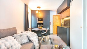 A compact living space with a sofa, dining table, and kitchenette. - Wonderful appt 6 ppl with balcony (Saint-Sorlin-d´Arves)