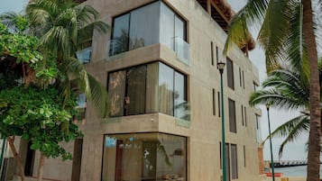 Vista frontal de la propiedad