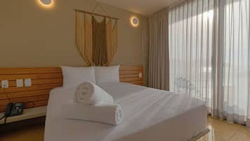 Habitación clásica con 1 cama matrimonial o 2 individuales, balcón, vista a la bahía | Wifi gratis