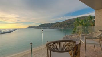 Habitación clásica con 1 cama matrimonial o 2 individuales, balcón, vista a la bahía | Terraza o patio