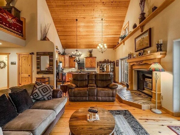 智能電視、壁爐、DVD 播放機、影像庫