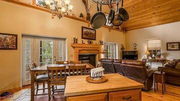 Smart TV, chimenea, reproductor de DVD y videoteca