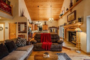 Smart TV, chimenea, reproductor de DVD y libros 