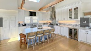 Unclassified image, 4 of 32, button - Charming 6 bdr house-Chappaquiddick near Edgartown, beaches, 20x60pool,amenities (Edgartown)