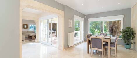 Villa (6 Bedrooms) | Interior