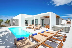 Villa (5 Bedrooms) | Front of property