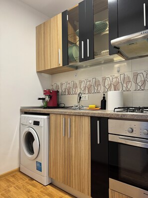 Réfrigérateur, micro-ondes, four, cafetière/bouilloire