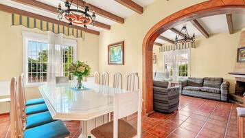 Villa (Multiple Bedrooms) | Intérieur