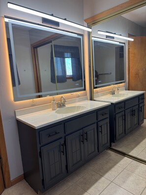 Douche, sèche-cheveux, serviettes fournies, papier toilette