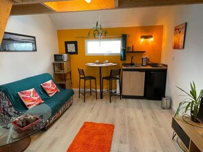 Living area - Independent studio with mezzanine (Liffré)