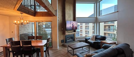 Smart TV, caminetto, libri