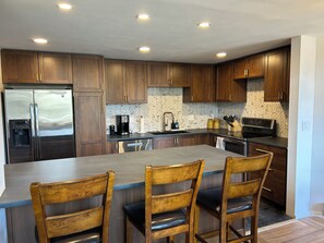 Een koelkast, een magnetron, een oven, een kookplaat