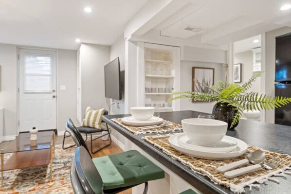 Dining - Coziest place in town!  Wi-Fi + Work station (Brantford)