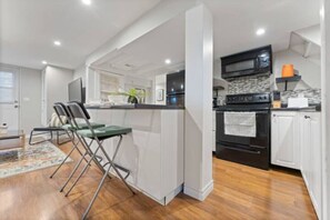 Fridge, microwave, oven, stovetop - Coziest place in town!  Wi-Fi + Work station (Brantford)