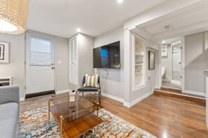 TV - Coziest place in town!  Wi-Fi + Work station (Brantford)