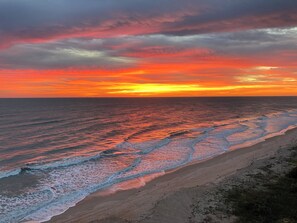 Na praia, espreguiçadeiras, toalhas de praia 