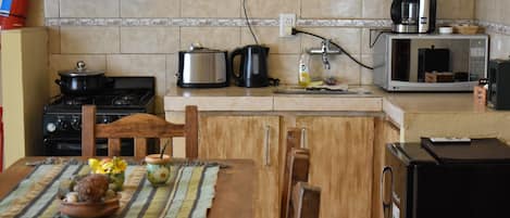 Frigorifero, microonde, forno, piano cottura
